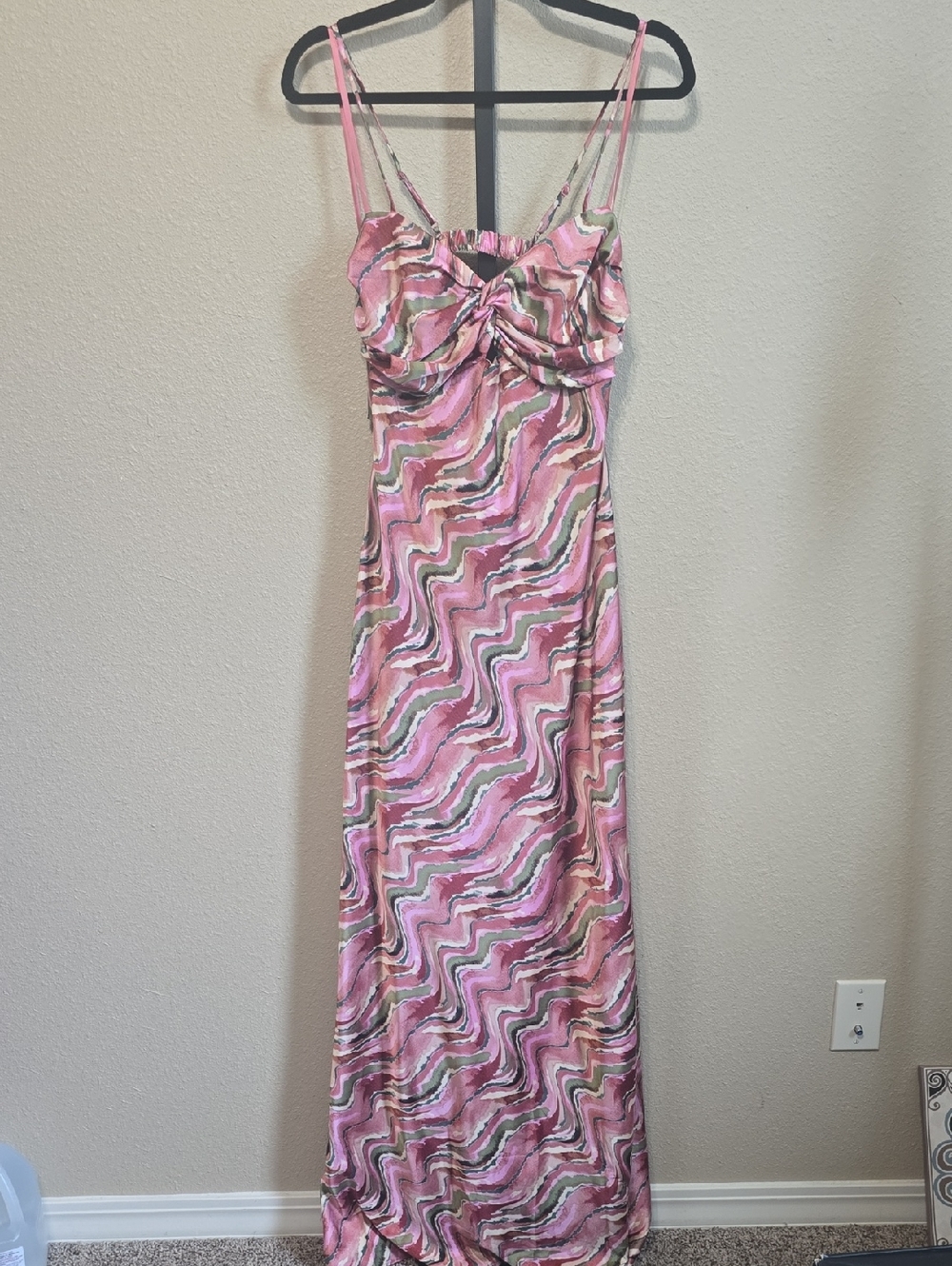 NWT Seni & Cade Satin Printed Maxi Dress. Medium